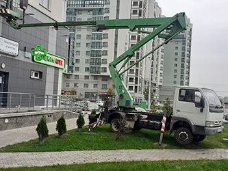 Аренда автовышки в Минске для обслуживания фасада здания
